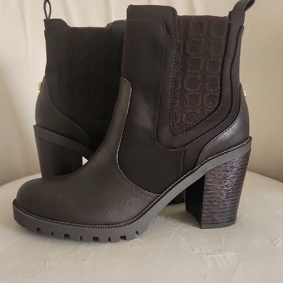 Guess Shoes - Guess women's ankle boots
Dark brown Size 8M